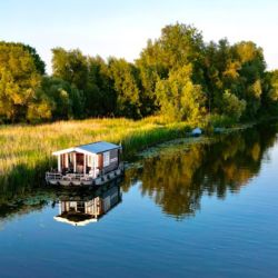 met de blokhutboot varen over de linge